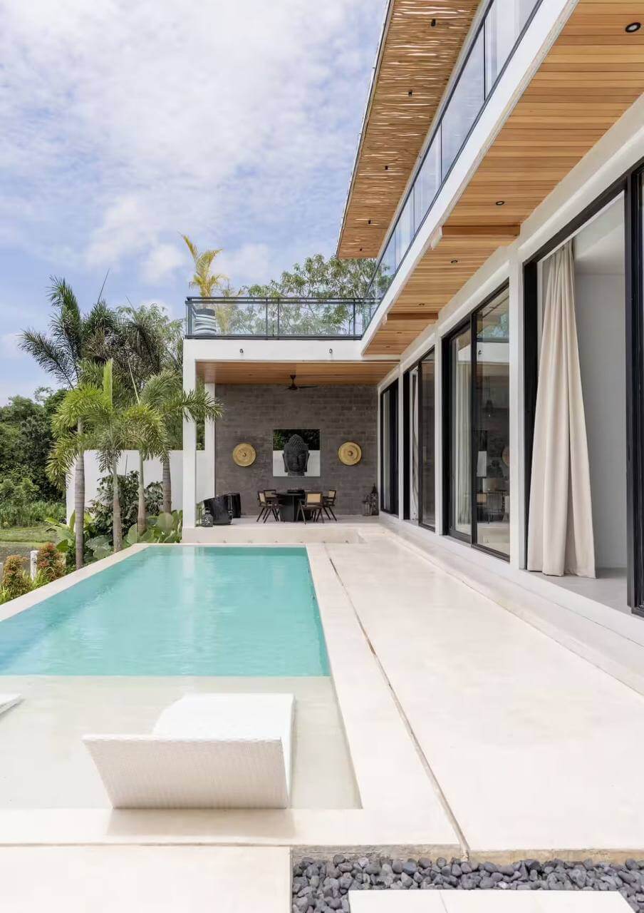 Villa swimming pool with covered terrace and Balinese decor — Frigate Bali